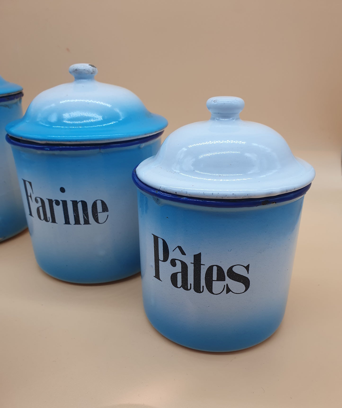 Série de pots émaillés