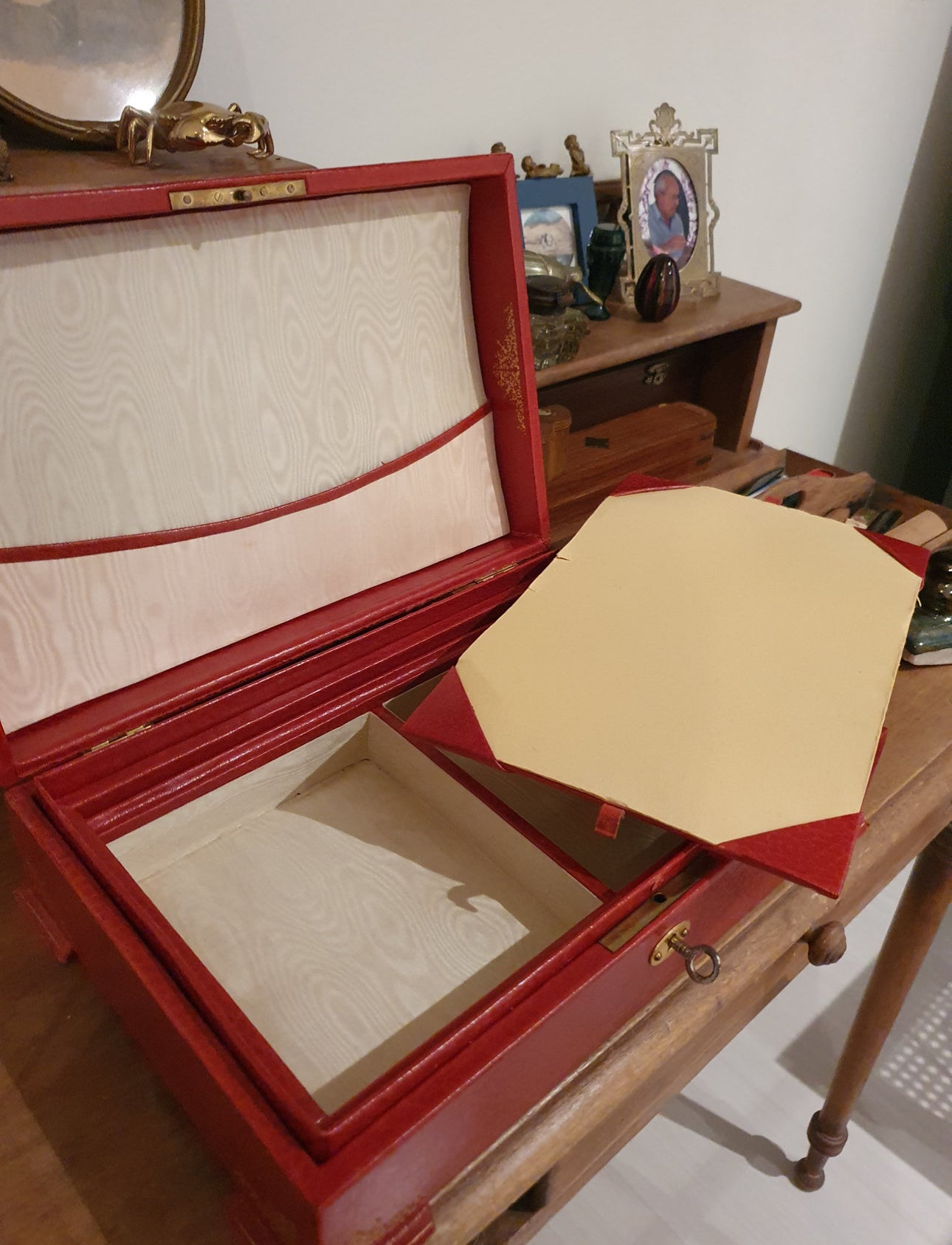 Coffre à courrier en cuir