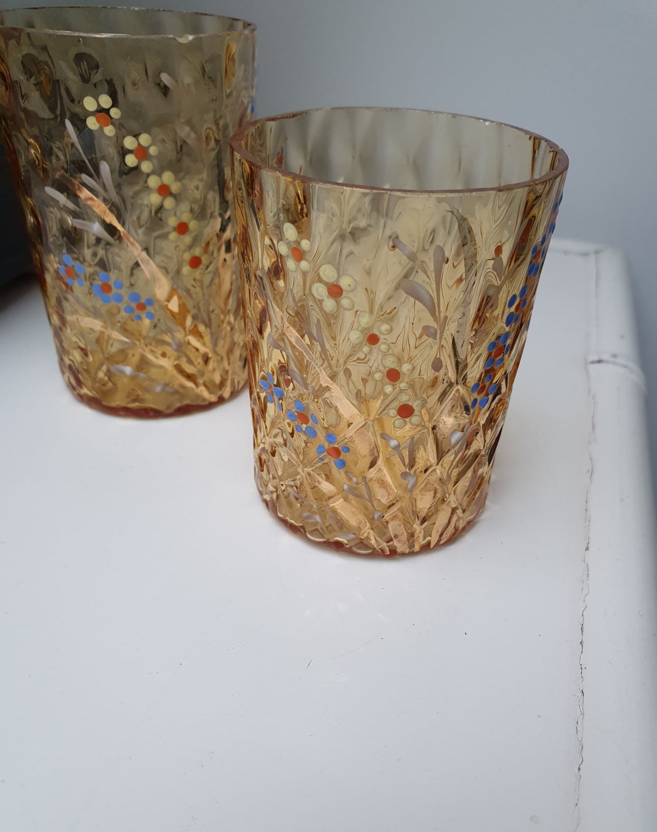 Gobelets en verre émaillé