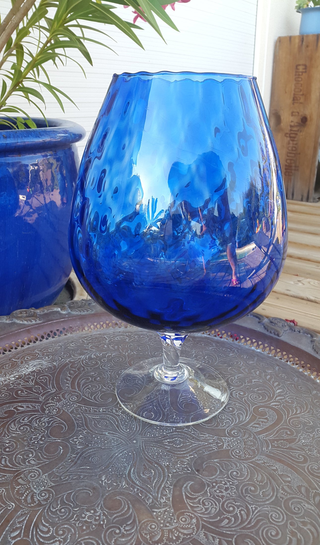 Très grand verre bleu