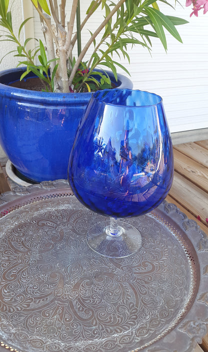 Très grand verre bleu